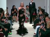 Kai Schreiber, la hija de Naomi Watts, se declaró transgénero y deslumbró como modelo en París
