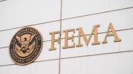 Una juez federal bloquea el desvío permanente de $233 millones de FEMA a 12 estados demócratas
