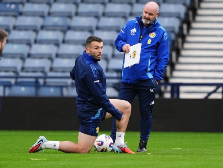 Katy Perry goes unnoticed by Scotland's soccer coach as his team shares a hotel with pop star