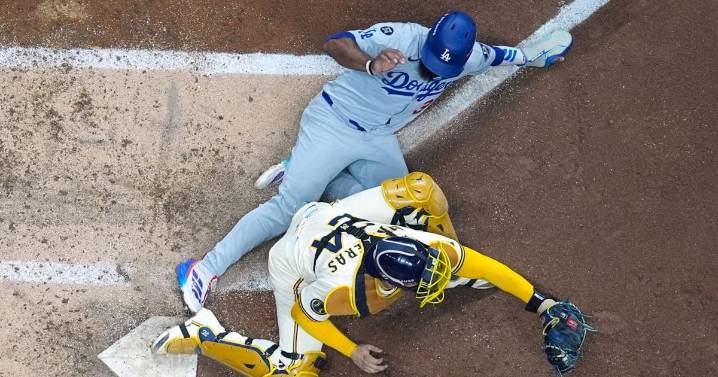 Brewers turn potential grand slam by Dodgers' Muncy into wild double play