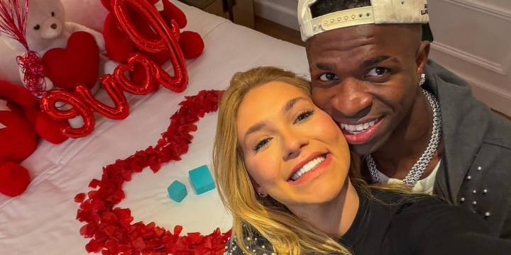 En medio de su polémica en el Clásico, Vinicius Jr. confirmó su relación con la influencer Virginia Fonseca con unas románticas fotos