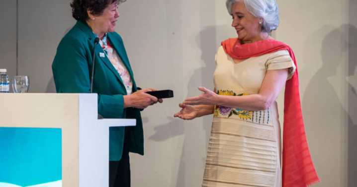 Elena Zambrano gana Medalla David Barker; es la primera científica mexicana en recibirla