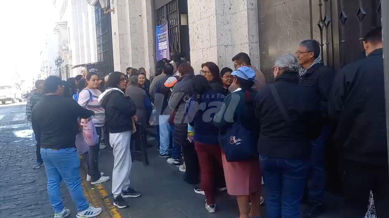 Largas filas en Reniec por cierre del padrón electoral se agudizan en Arequipa