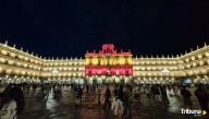 Rojo y amarillo visten y brillan en la fachada de la Plaza Mayor de Salamanca
