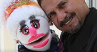 Titiritero detrás de Nicolasa y su esposa terminan detenidos por denuncia mutua de agresión | VIDEO Ángel Calvo, el hombre que da vida a la muñeca Nicolasa, y su esposa terminaron en comisaría.