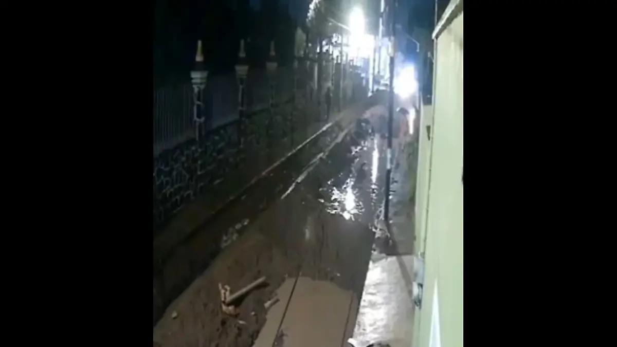 Lluvias causan estragos en Cholula, barda cae sobre mujer y el momento queda grabado