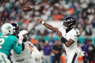 Baltimore derrota 28-6 a los Delfines en el regreso de Lamar Jackson