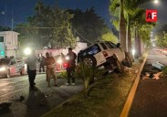 Camioneta sufre accidente sobre el bulevar de Manzanillo; hay un lesionado y cuantiosos daños materiales