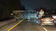 Tráiler vuelca en la México-Querétaro tras presunto intento de asalto