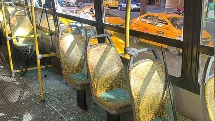 Locura en Córdoba: quiso pagar el boleto en efectivo, se lo negaron y destrozó el colectivo