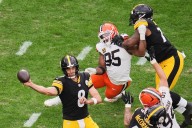 Aaron Rodgers throws for 2 TDs as Steelers continue home dominance of Browns in 23