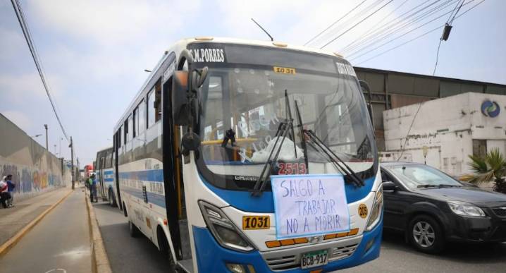 Paro de transportistas: Policía detiene buses de la Translima en la avenida Universitaria últimasm