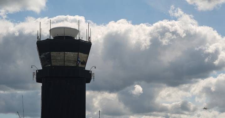 Shutdown places 'unacceptable' distractions on air traffic controllers, union president says