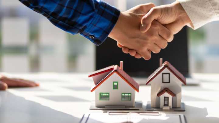 ¿Puede sacar un inquilino si no paga servicios y administración, así esté al día con el pago del arriendo?