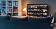 Cómo activar el “modo cine” en el televisor de casa y transformar el living en una sala