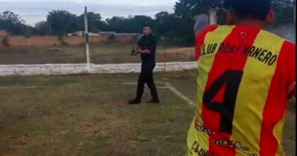 VIDEO Colonia Santa Rosa: un policía sacó su arma en plena cancha para defenderse de los jugadores e hinchas