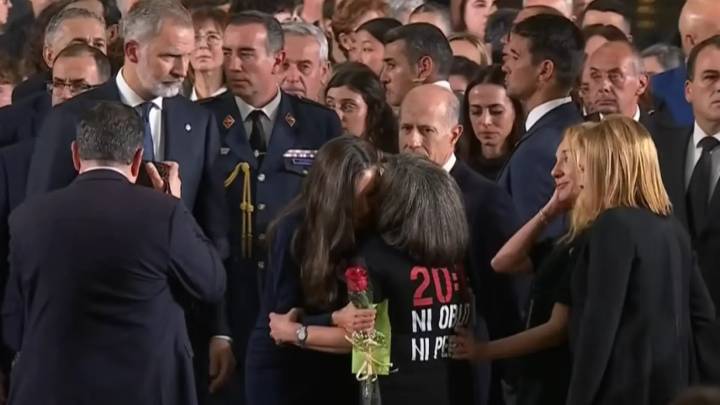 Las familias de las víctimas de la dana lloran con la reina Letizia