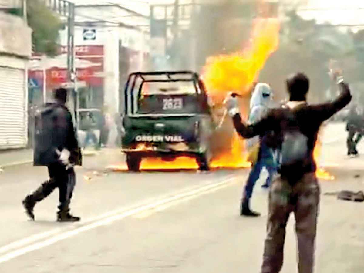 Estalla trifulca entre policías y estudiantes