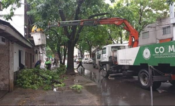 Una fallecida, una herida y 200 llamados: lo que dejó la lluvia en Rosario