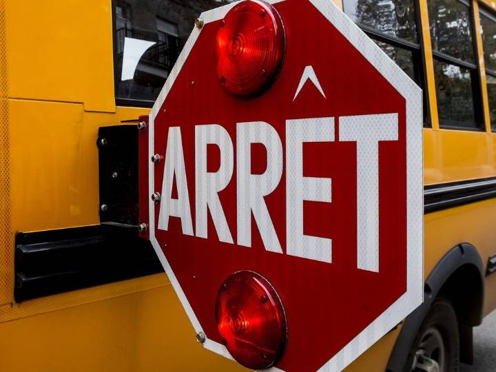 Four-vehicle crash near Varennes after car fails to stop for school bus
