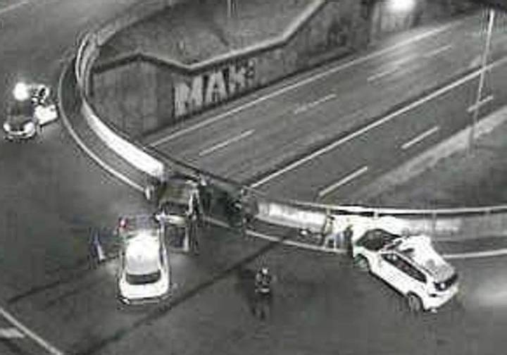 Un ertzaina da positivo en drogas tras chocar su coche patrulla contra un vehículo a la fuga en Bilbao