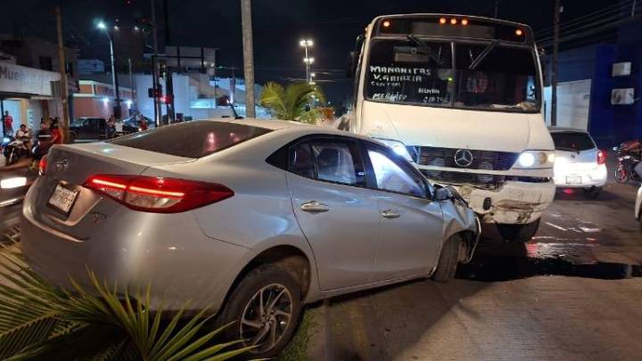 Se registra carambola entre camión urbano y dos autos en Mazatlán
