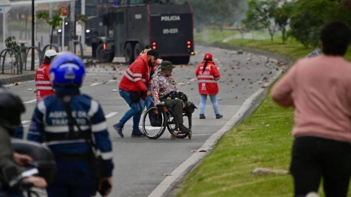 Manifestantes agreden con flechas a policías que resguardaban la Embajada de EE.UU. en Colombia, dice Petro