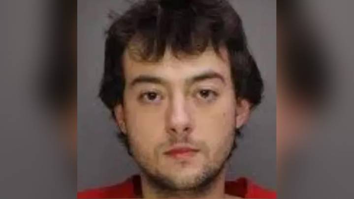 Acusan a joven de Pennsylvania de matar a un hombre al que encontró teniendo relaciones con su madre