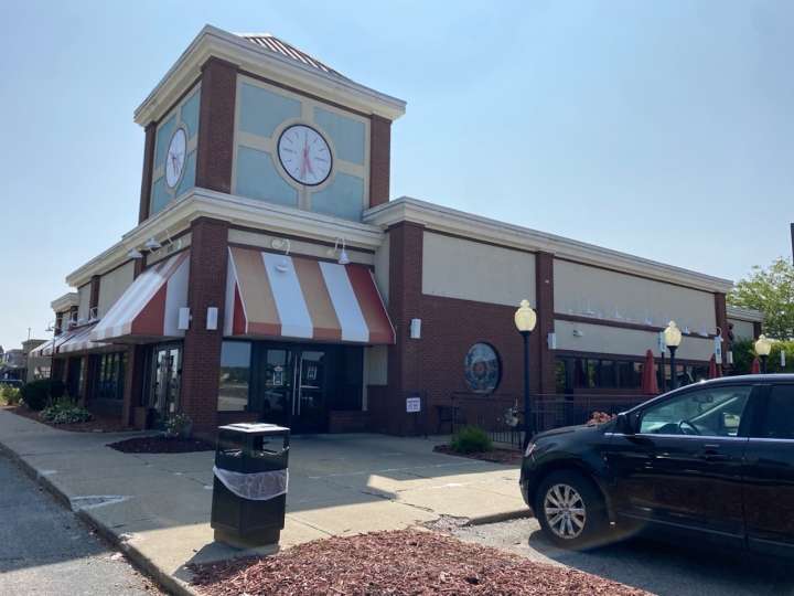 Restaurant chain blasts competitor going through bankruptcy in social media exchange