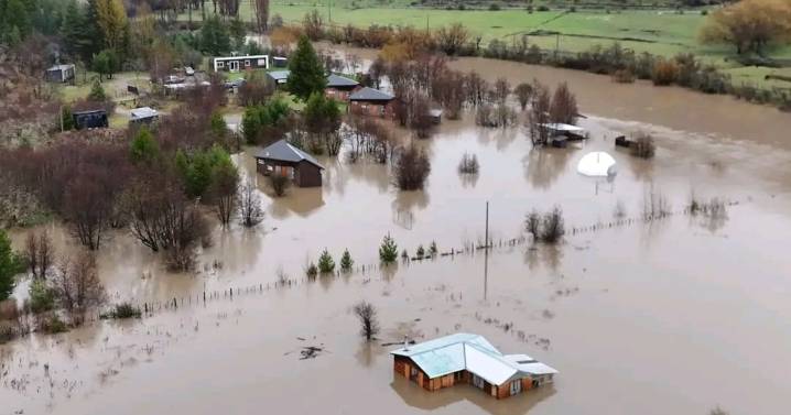 Familias aisladas, crecida de ríos y alerta roja en las provincias de Capitán Prat y General Carrera: intenso sistema frontal en Aysén