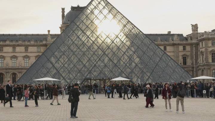 Imputan y encarcelan provisionalmente a dos sospechosos por el robo del Louvre en París