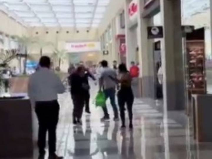 Graban a farderos en Patio Santa Fe, CDMX, agrediendo a vigilantes y clientes