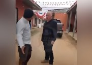 “Lo van a pasar mal”: empresario de Laguna Verde amenaza con una pistola a repartidores