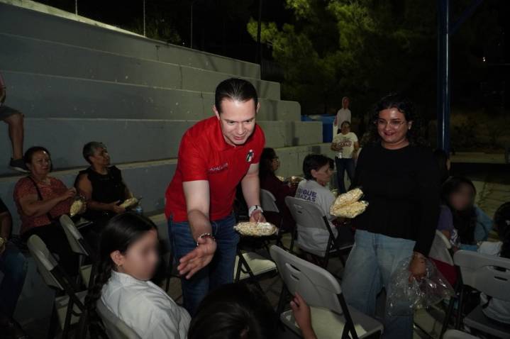 Familias de Colinas del Sol disfrutan de “Al Cine con Villalobos”