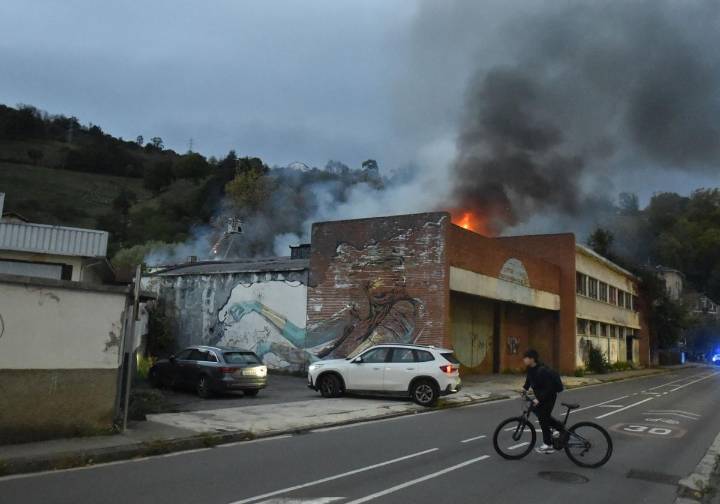Aparatoso incendio en un pabellón abandonado en Tolosa