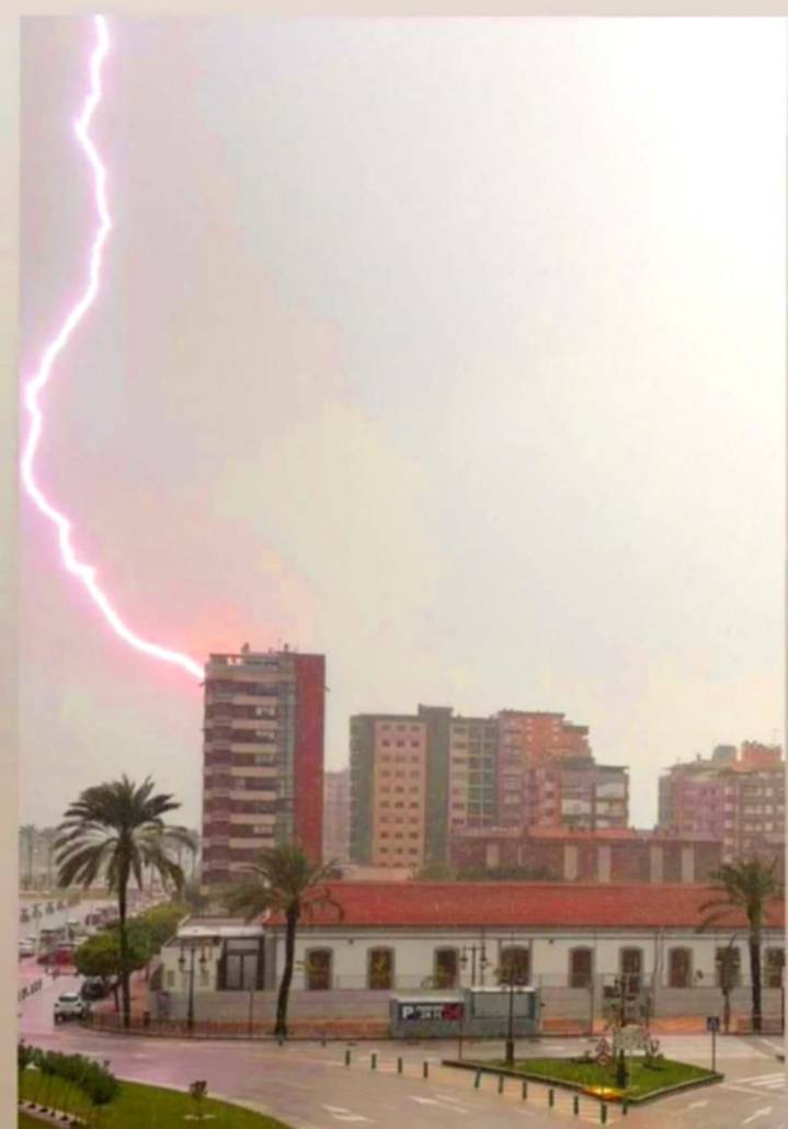La viral imagen del rayo que ha incendiado una palmera en Cullera