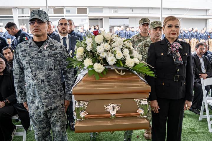 FGE rinde homenaje póstumo a agente asesinado afuera de su casa