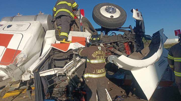 Volcadura de pipa provoca congestionamiento en la Toluca