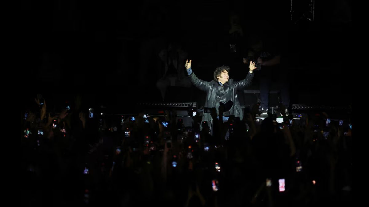 Milei cantó con su banda y le agradeció “a Karina, a Santiago Caputo y a Las…