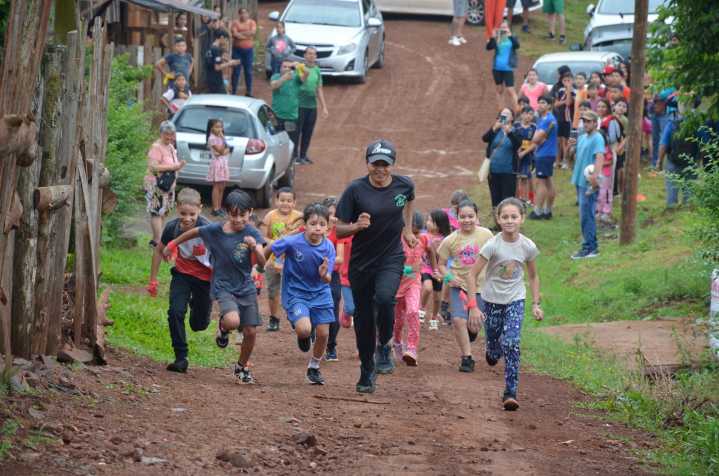 Niños felices con la jornada de Mini Atletismo en barrio Caballeriza