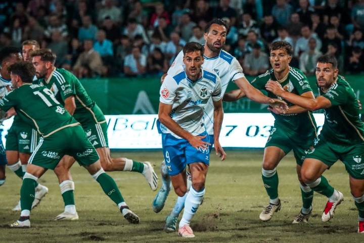 El CD Tenerife logra un punto valioso en Cáceres tras jugar un mal partido (0