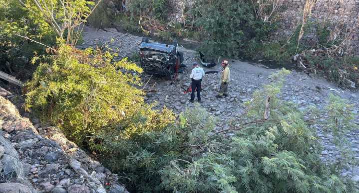 Hombre pierde control de vehículo y cae en canal al poniente de Hermosillo: lo rescatan tras quedar prensado