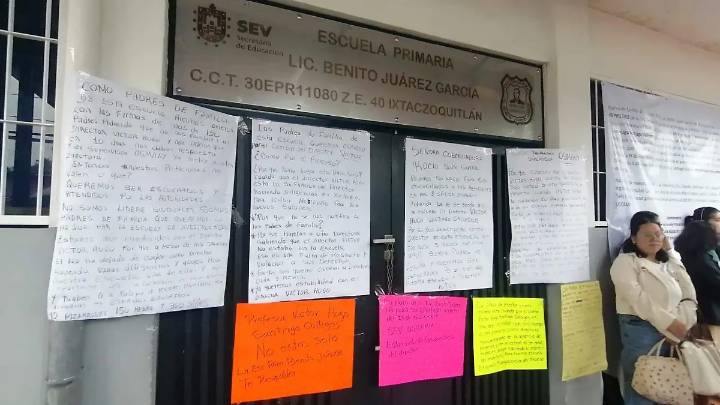 Padres de familia toman escuela en Ixtaczoquitlán, no quieren cambio de director