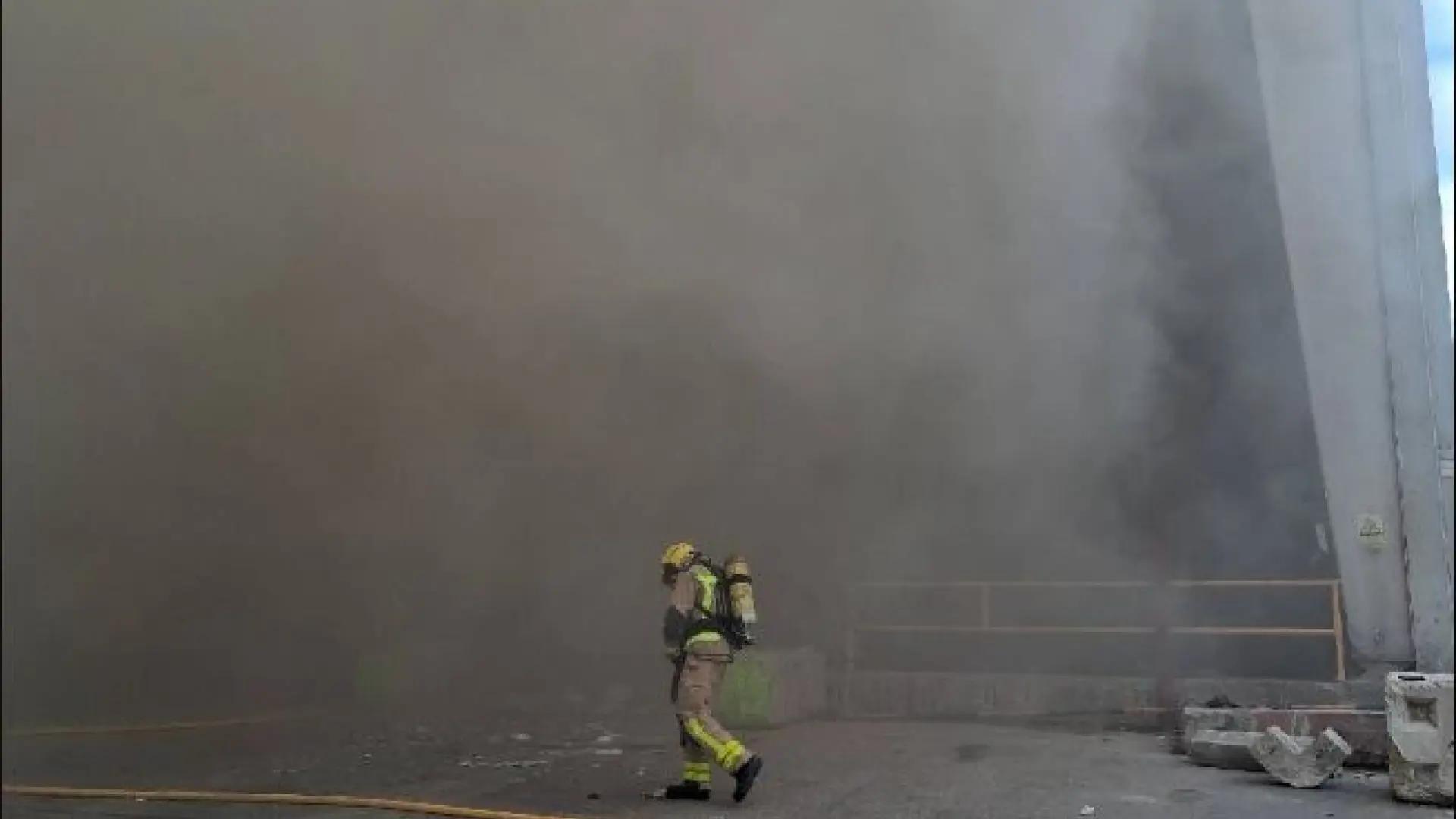 Diez dotaciones de bomberos trabajan en la extinción de un incendio en una nave en Sabadell