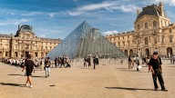 El Louvre reabre sus puertas tres días después del atraco multimillonario con la sala del robo cerrada y acordonada