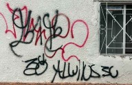 Madre hace trabajo comunitario por grafiti hecho por su hijo