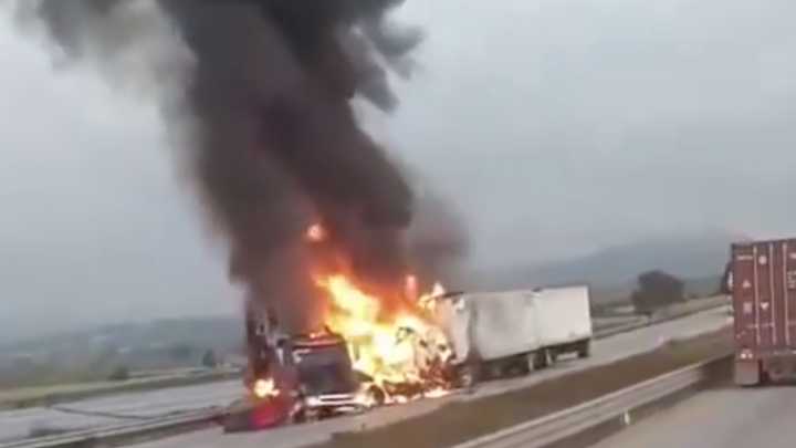 Dos Tráileres Terminan Envueltos en Llamas tras Chocar en Arco Norte; No Hay Paso