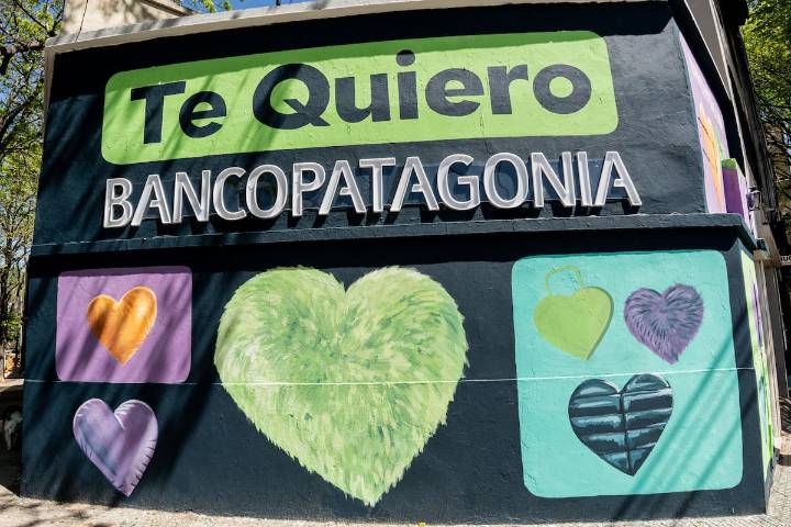 Influencers y arte urbano: el día en que Palermo se llenó de “Te quiero”