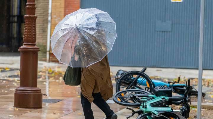 Un herido, calles anegadas y un colegio evacuado por las intensas lluvias en la provincia de Huelva