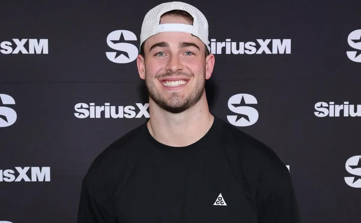 Is Dalton Kincaid playing today for Bills vs Panthers in Week 8 of 2025 NFL season?